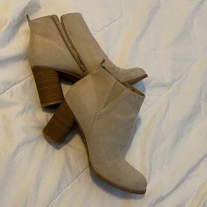 Dolcetta booties Size 8 1/2 cream suade